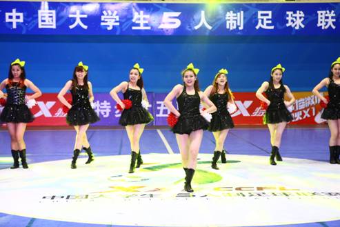 特步足球啦啦队精彩亮相《天天向上》栏目